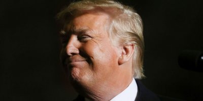 Trump: Nisanda havaların ısınmasıyla koronavirüs biter