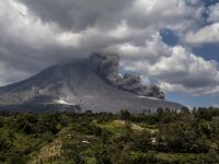 Endonezya’daki Agung Yanardağı yeniden faaliyete geçti