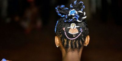 Saçları diğer öğrencileri engelliyor' diye defalarca eve gönderilen genç kız, okuldan tazminat almaya hak kazandı