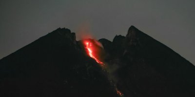 Endonezya'da yanardağ patlaması: Kül ve duman 2 bin metre yüksekliğe çıktı