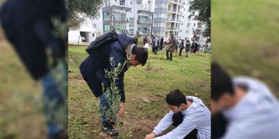 Girne belediyesi çocuk meclisi üyeleri ''Girne belediyesi çocuk meclisi ormanı'' yaratmak için fidan dikti