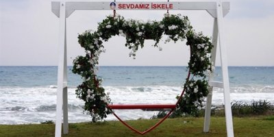 İskele belediyesi halk plajı’na ‘Gönül salıncağı’ kuruldu