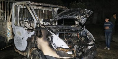 Kardeşinin kamyonetini kundakladı