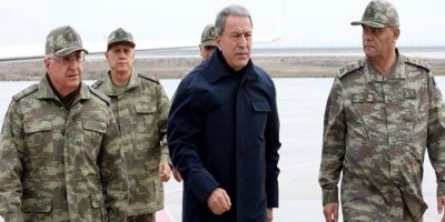 Bakan Akar ve komutanlar Suriye sınırında