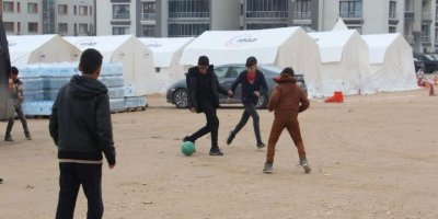 Çadırlar depremzede çocuklar için risk oluşturuyor