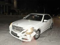 Araca çarptı, elektrik direğini devirdi