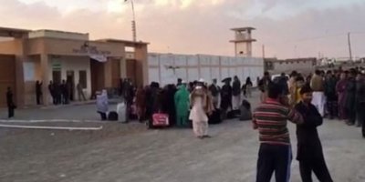 Sınır kapısı kapatıldı, yüzlerce kişi mahsur kaldı