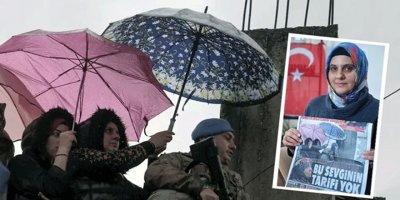 'Asker ıslanmasın' diye şemsiye tutan kadın konuştu