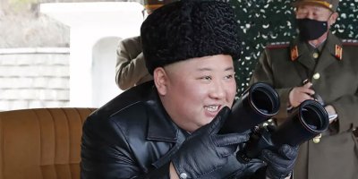 Kuzey Kore lideri Kim, füze ateşlemesini koronavirüse karşı maske takan askerlerle 'maskesiz' izledi