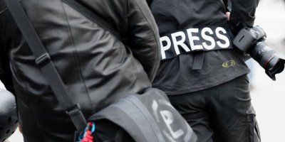 Mayınlı tarlada yürüyen gazeteciler