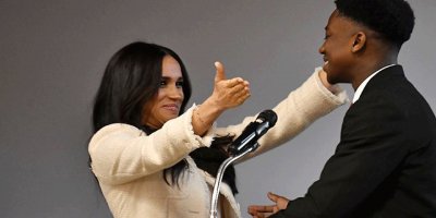 Meghan Markle'ı yanağından öpen 16 yaşındaki liseli Prens Harry'den özür diledi