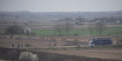 Yunanistan hudut birlikleri sınır hattına siper kazıyor