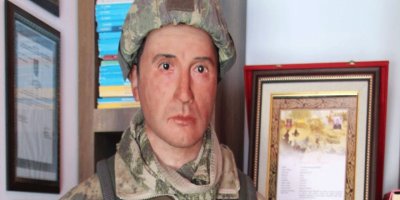 Şehidin evindeki müzeye balmumu heykel