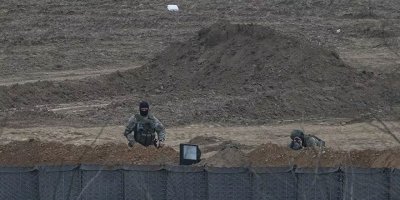 Yunanistan hudut birlikleri sınır hattına siper kazıyor