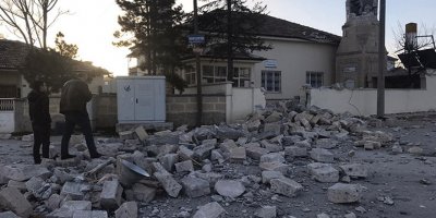 Minare fırtınaya dayanamadı