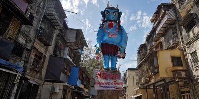 Hindistan'da halk, koronavirüsü temsil eden dev kuklayı ateşe verdi