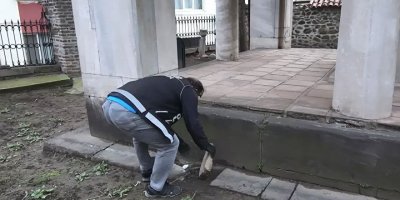 Bursa'da 300 polisle şafak operasyonu: Uyuşturucuyu türbeye saklamışlar