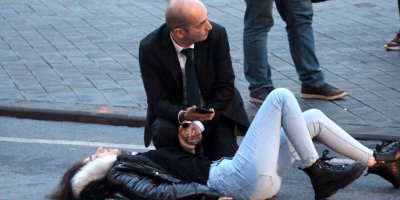 Taksinin çarptığı kadının elini bir an olsun bırakmadı