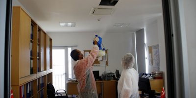 Gazimağusa belediyesi toplu yaşam alanlarında korona virüse karşı ilaçlama yapıyor