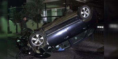 Alkollü sürücü evin bahçe duvarına çarptı