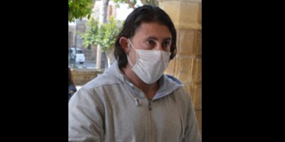 Demir sandalye ile vurdu