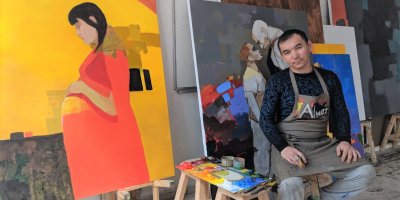 Sharshekeev, Kovid 19 ile mücadeleye destek için tuvale resmetti