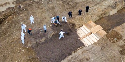New York'ta cesetler toplu mezarlara gömülüyor