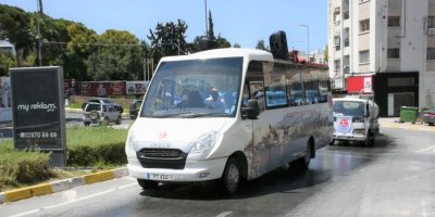 Girne Belediyesi müzik eşliğinde cadde ve sokaklarda ilaçlama yapıyor