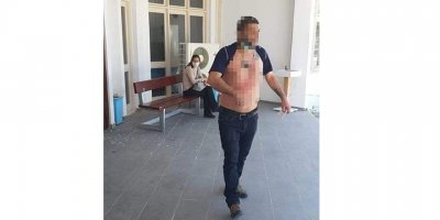 İstediği ilacı alamayınca hastane kapısını hasara uğrattı