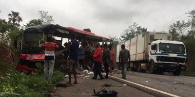 Mali'de yolcu minibüsü ile kamyon çarpıştı