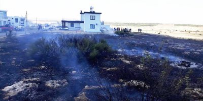 10 dönümlük arazi içerisindeki kuru otlar yandı