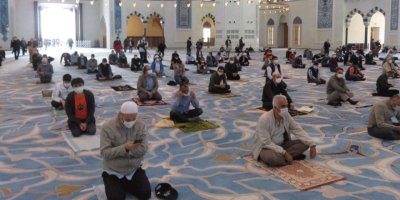 Toplu ibadet alanlarının üçte biri kullanılabilecek, ibadethanelere girişte test istenecek