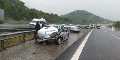 TEM'de zincirleme kaza: 25 araç birbirine girdi