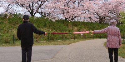 Ülkelere göre değişen farklı sosyal mesafe uzaklığı corona virüsten ne kadar koruyor?