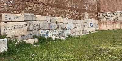 2 bin yıllık surlara, sprey boyayla yazı ayıbı sürüyor