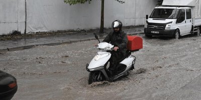 Bir anda bastırdı... Yollar göle döndü