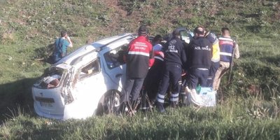 Sivas'ta otomobil devrildi: 3 yaralı