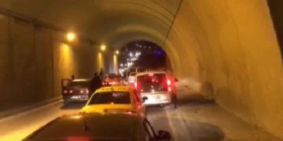 Yolu kapatıp maskesiz, sosyal mesafesiz asker uğurladılar