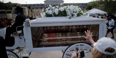 ABD'de polis şiddetiyle öldürülen George Floyd toprağa verildi