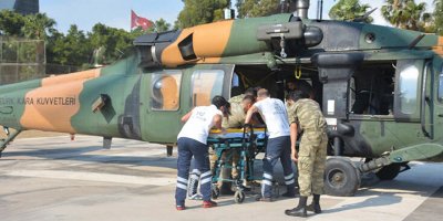 Kayalıklardan düşen kişi askeri helikopterle kurtarıldı