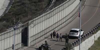 ABD'nin meksika ve kanada sınırları 1 ay "zaruri olmayan geçişlere" kapalı