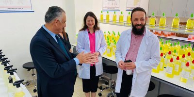 Çavuşoğlu Namık Kemal Lisesi’nde üretilen kolonya, el ve yüzey dezenfektanlarını yerinde inceledi