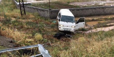 Tarım işçilerini taşıyan minibüs kamyonla çarpıştı: 1 ölü, 7 yaralı