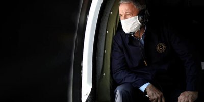 Bakan Akar ve komuta kademesi sınır hattındaki harekat merkezinde