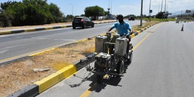 Girne çevre yolunda bordür taşları boyanıyor