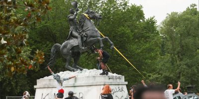 Beyaz Saray önündeki Andrew Jackson heykelini yıkmak isteyen göstericilere sert müdahale