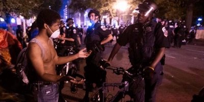 ABD'de polis bir siyahinin boğazını sıktığı için açığa alındı