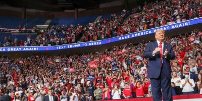 Trump'ın mitingi sonrası onlarca görevliye karantina