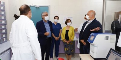 Akıncı, Gazimağusa Devlet Hastanesi’nde PCR testlerinin yapıldığı Moleküler Genetik Araştırma Laboratuvarı’nı ziyaret ett