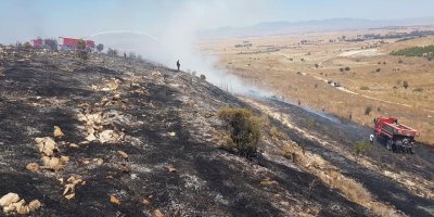 150 dönün anız, 350 dönüm kıraç alan yandı